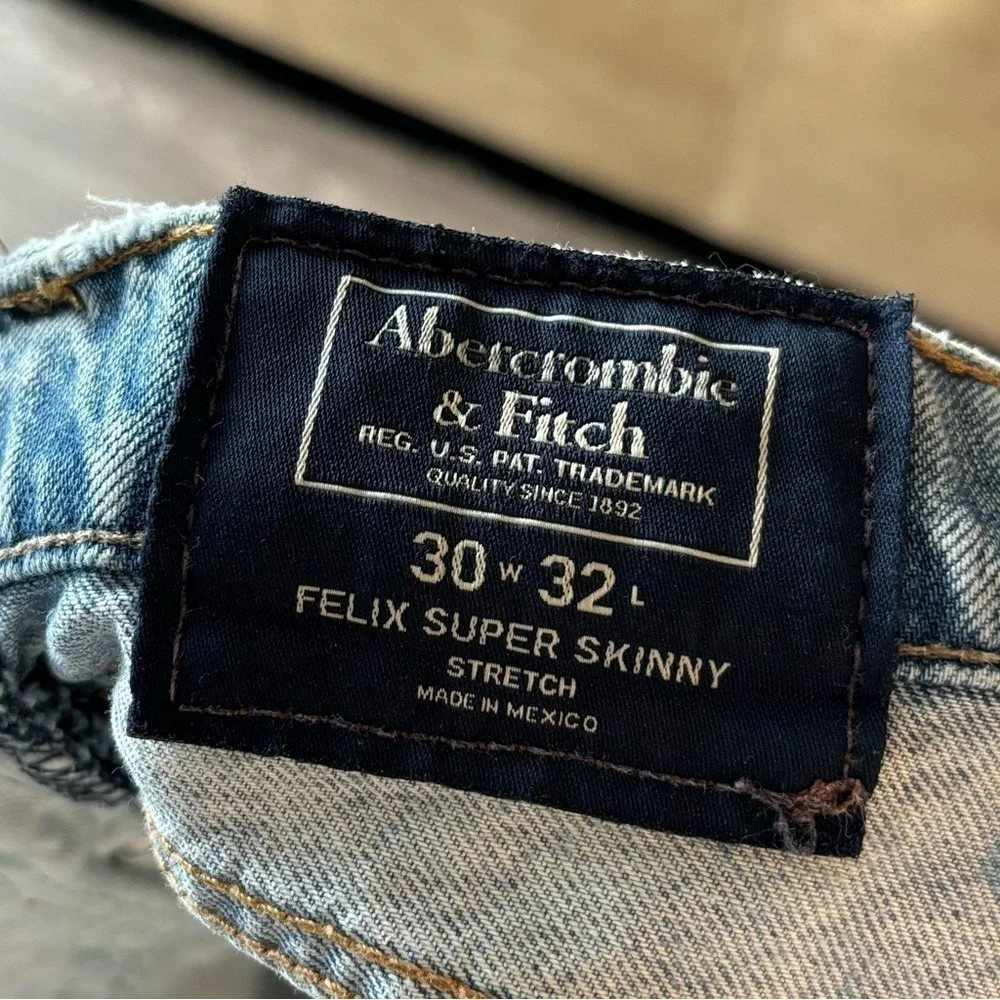 Abercrombie & Fitch 30x32 men’s Flex Super‎ skinny jeans in distressed denim